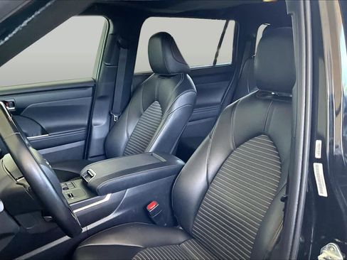 Used 2024 Toyota Highlander XSE FWD image 8