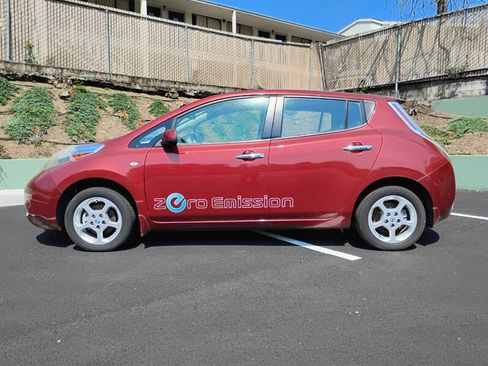 Used 2011 Nissan Leaf w/ Eco Design Pkg FWD image 4