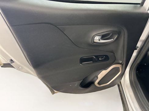 Used 2017 Jeep Renegade Latitude AWD/4WD image 27