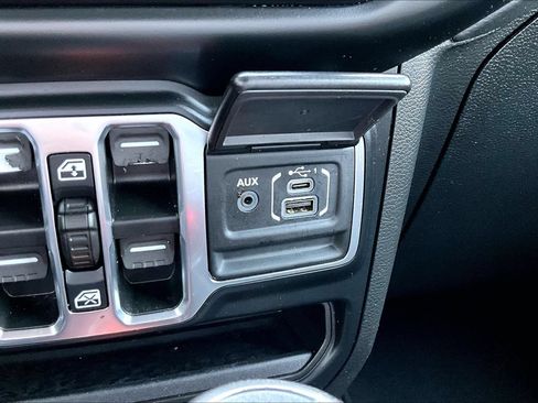 Used 2022 Jeep Wrangler Unlimited Sahara w/ LED Lighting Group AWD/4WD image 17