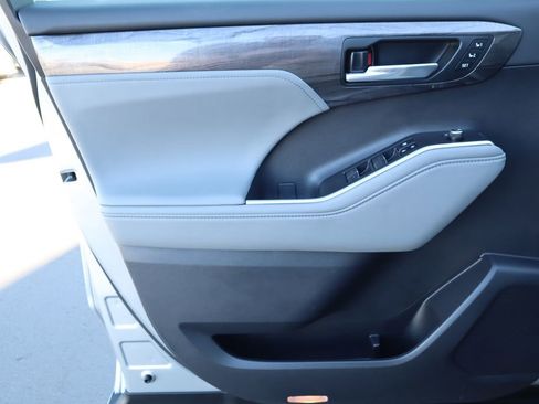 Used 2024 Toyota Highlander Limited image 24