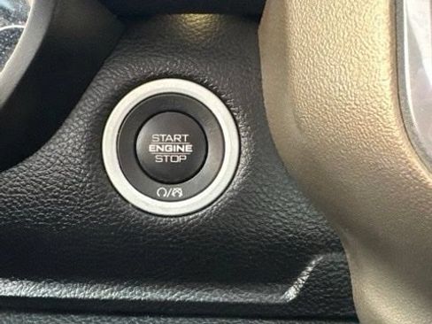 Used 2019 RAM 1500 Laramie AWD/4WD image 9