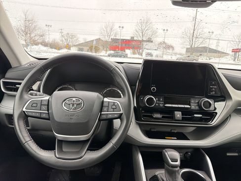 Used 2024 Toyota Highlander XLE image 12