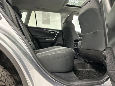 Used 2020 Toyota RAV4 XLE w/ Convenience Package FWD image 21