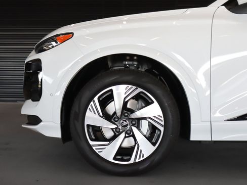New 2025 Audi Q6 e-tron Premium image 5
