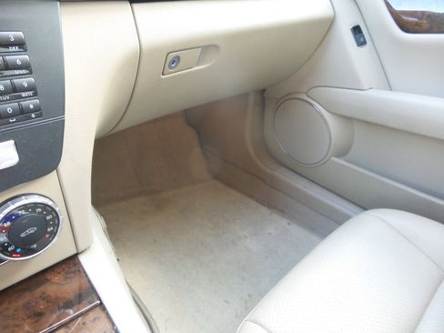 Used 2013 Mercedes-Benz C 250 Sport image 40