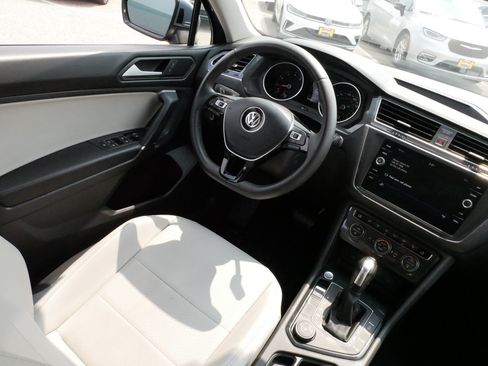 Used 2020 Volkswagen Tiguan SE AWD/4WD image 9