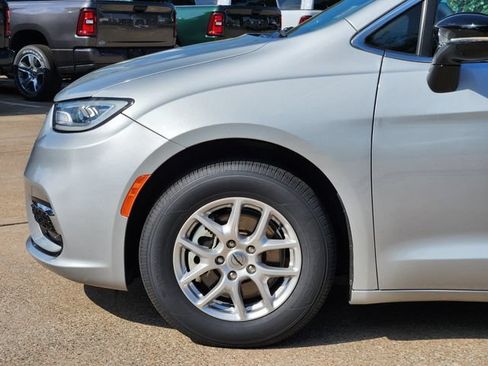 Used 2024 Chrysler Pacifica Touring-L FWD image 9