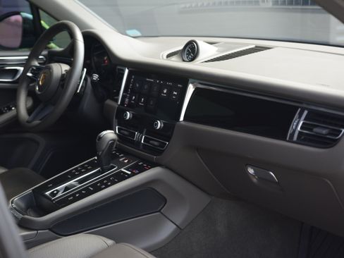 Used 2023 Porsche Macan AWD/4WD image 18