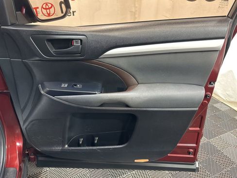 Used 2016 Toyota Highlander LE image 11