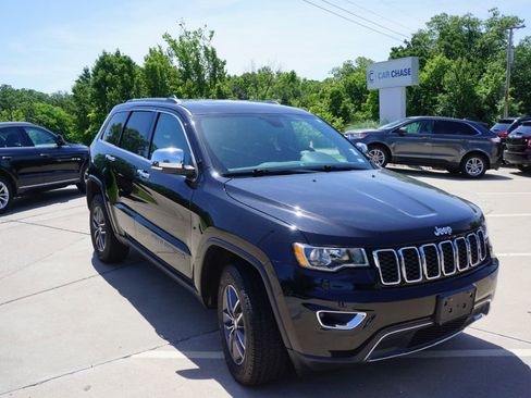 Used 2017 Jeep Grand Cherokee Limited image 2