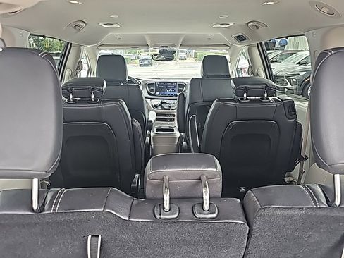 Used 2022 Chrysler Pacifica Touring-L image 7