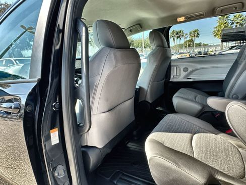 Used 2025 Toyota Sienna LE image 16