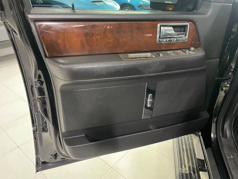 Used 2014 Lincoln Navigator 4WD image 15