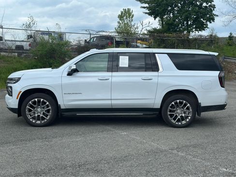 Used 2026 Chevrolet Suburban Premier AWD/4WD image 4