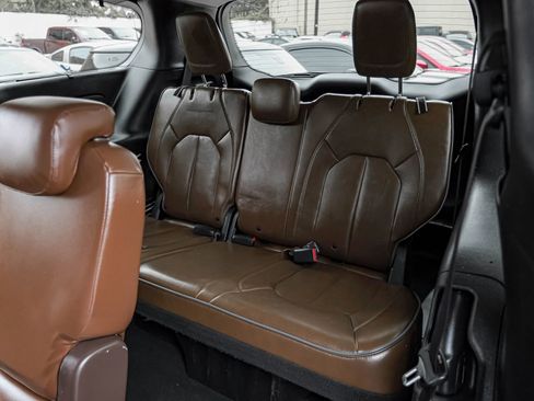 Used 2018 Chrysler Pacifica Limited image 53