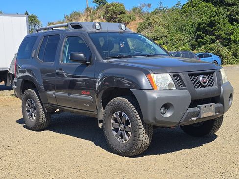 Used 2015 Nissan Xterra PRO-4X AWD/4WD image 2