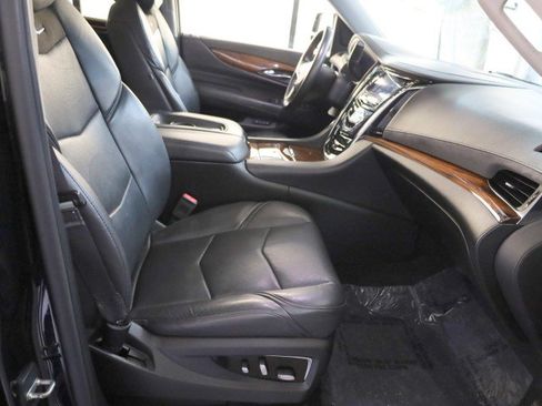 Used 2017 Cadillac Escalade Luxury AWD/4WD image 42