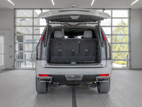 Used 2023 Cadillac Escalade Premium Luxury AWD/4WD image 16