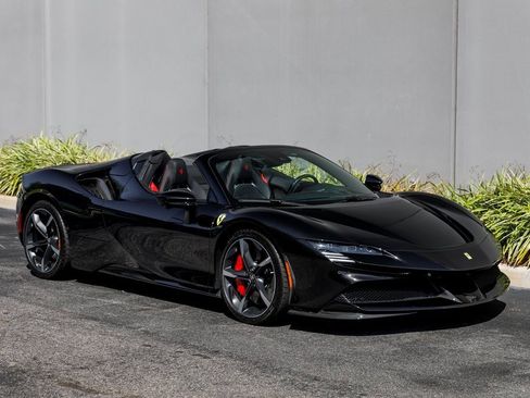 Used 2022 Ferrari SF90 Spider image 7