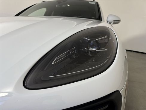 Certified 2024 Porsche Macan w/ Premium Plus Package image 11