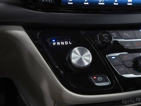 Used 2024 Chrysler Pacifica Touring-L FWD image 29