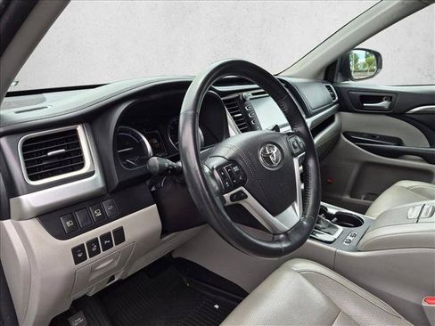 Used 2018 Toyota Highlander Limited Platinum AWD/4WD image 10