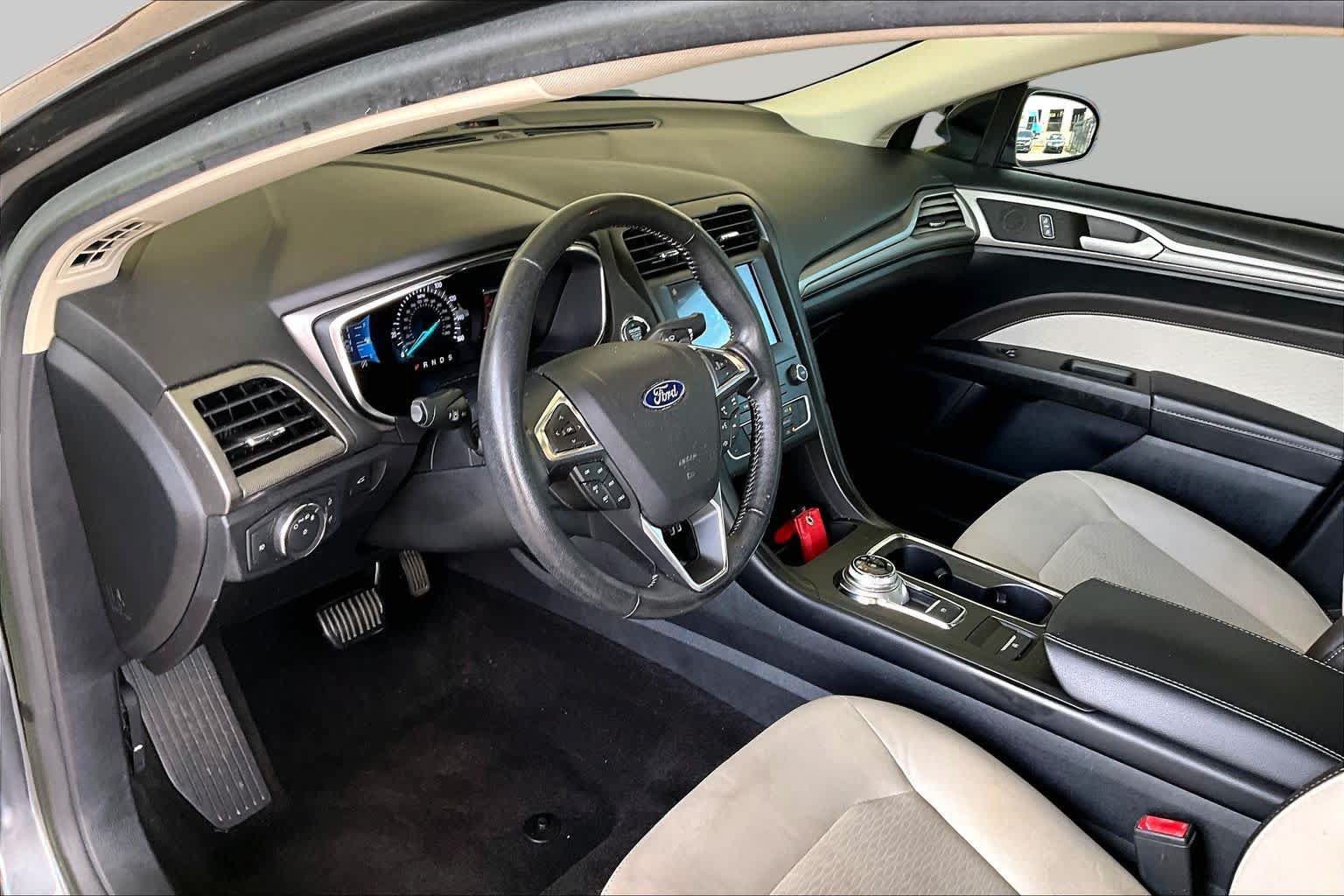 Used 2019 Ford Fusion SE w/ Equipment Group 151A FWD image 17