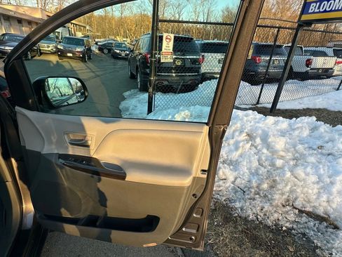 Used 2015 Toyota Sienna XLE Premium image 35