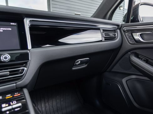 Certified 2026 Porsche Macan AWD/4WD image 34
