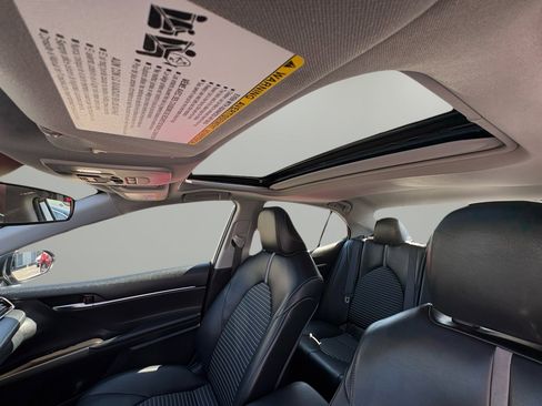 Used 2022 Toyota Camry SE w/ Cold Weather Package image 16