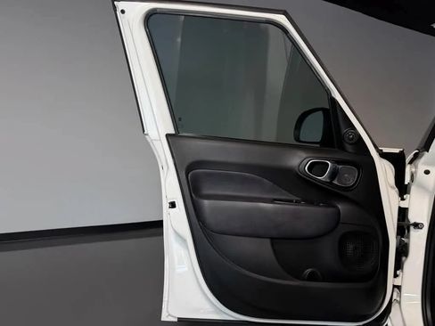 Used 2017 FIAT 500L Trekking w/ Dual-Pane Sunroof Package FWD image 19