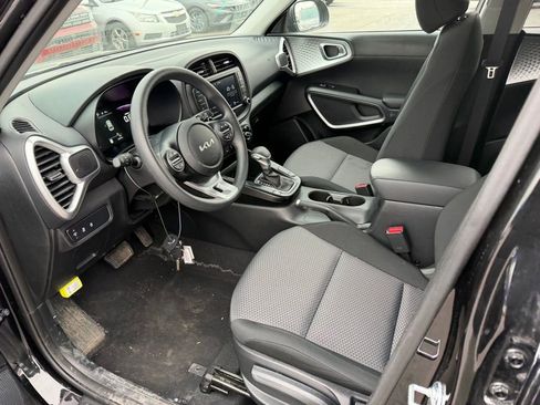 Used 2025 Kia Soul LX image 6
