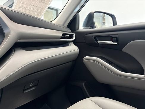Used 2020 Toyota Highlander XLE AWD/4WD image 24
