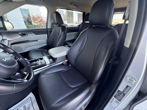 Used 2022 Kia Carnival LX FWD image 17