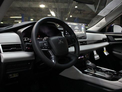 New 2025 Mitsubishi Outlander SE image 5