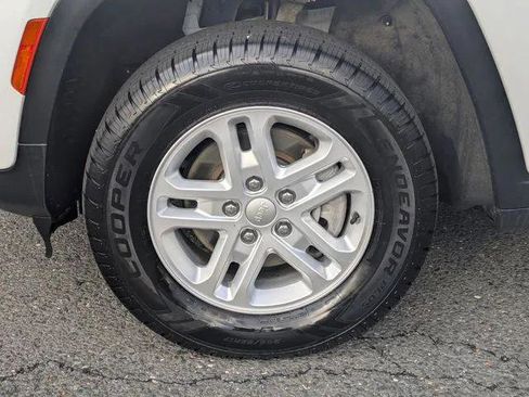 Certified 2023 Jeep Grand Cherokee Laredo image 9