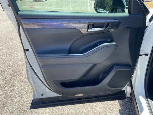 Used 2020 Toyota Highlander Limited FWD image 15
