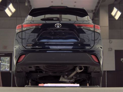 Used 2023 Toyota Highlander LE FWD image 7