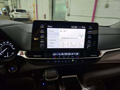 Used 2022 Toyota Sienna XLE FWD image 8