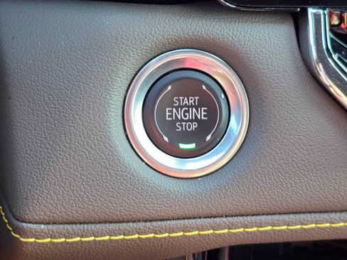 Used 2025 Chevrolet Colorado ZR2 w/ Technology Package AWD/4WD image 21
