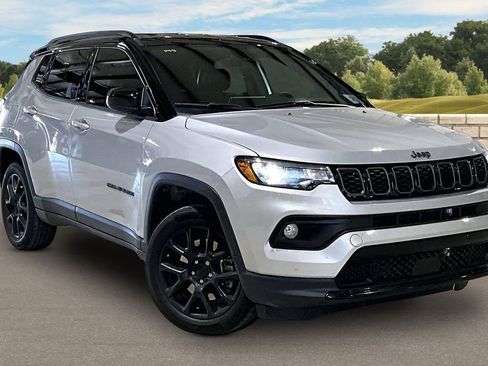 Used 2024 Jeep Compass Latitude w/ Altitude Special Edition image 2