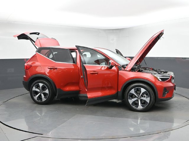 Used 2023 Volvo XC40 B4 Plus w/ Driver Assist Package FWD image 50