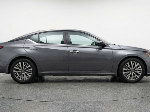 Used 2025 Nissan Altima 2.5 SV image 11