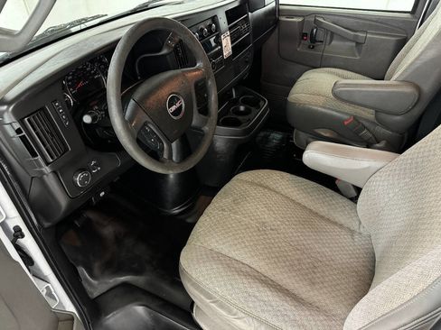 Used 2017 GMC Savana 2500 image 70