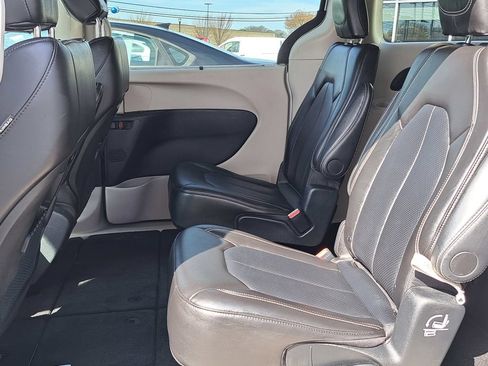 Used 2024 Chrysler Pacifica Touring-L FWD image 14