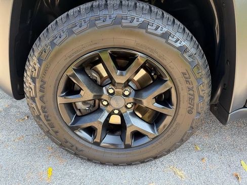 Used 2017 Jeep Cherokee Trailhawk w/ Cold Weather Group AWD/4WD image 11