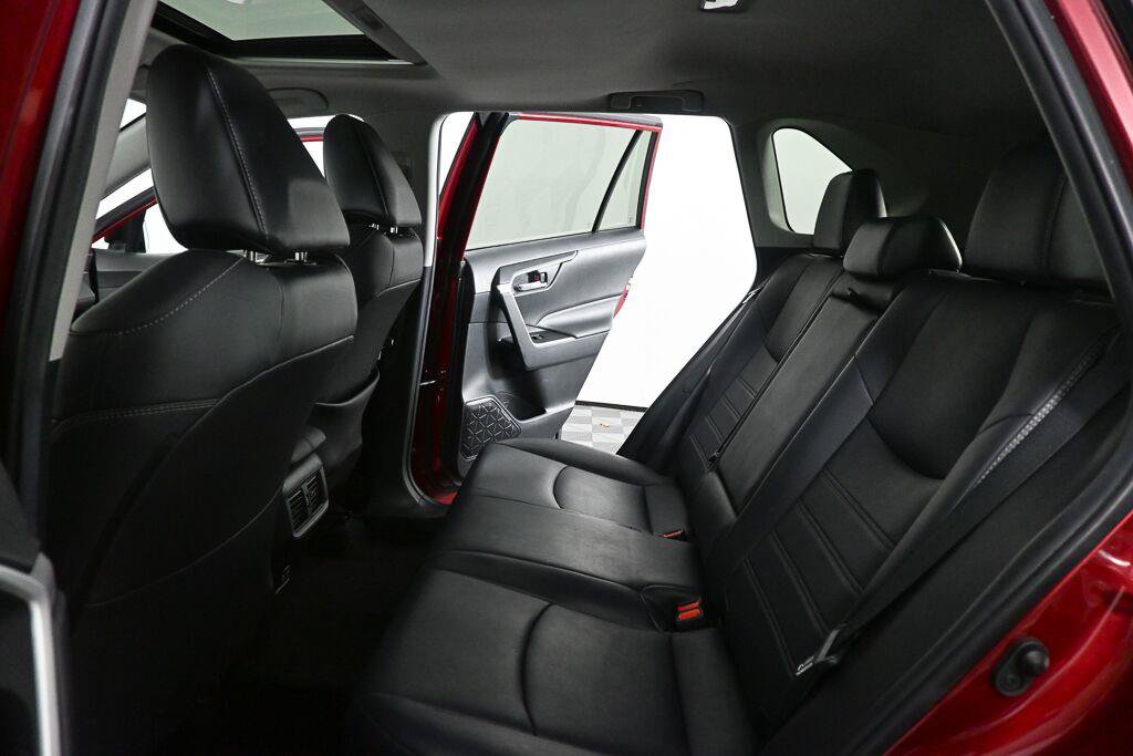 Used 2020 Toyota RAV4 XLE Premium FWD image 19