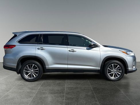 Used 2019 Toyota Highlander XLE AWD/4WD image 10