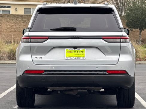 Used 2022 Jeep Grand Cherokee Altitude image 11